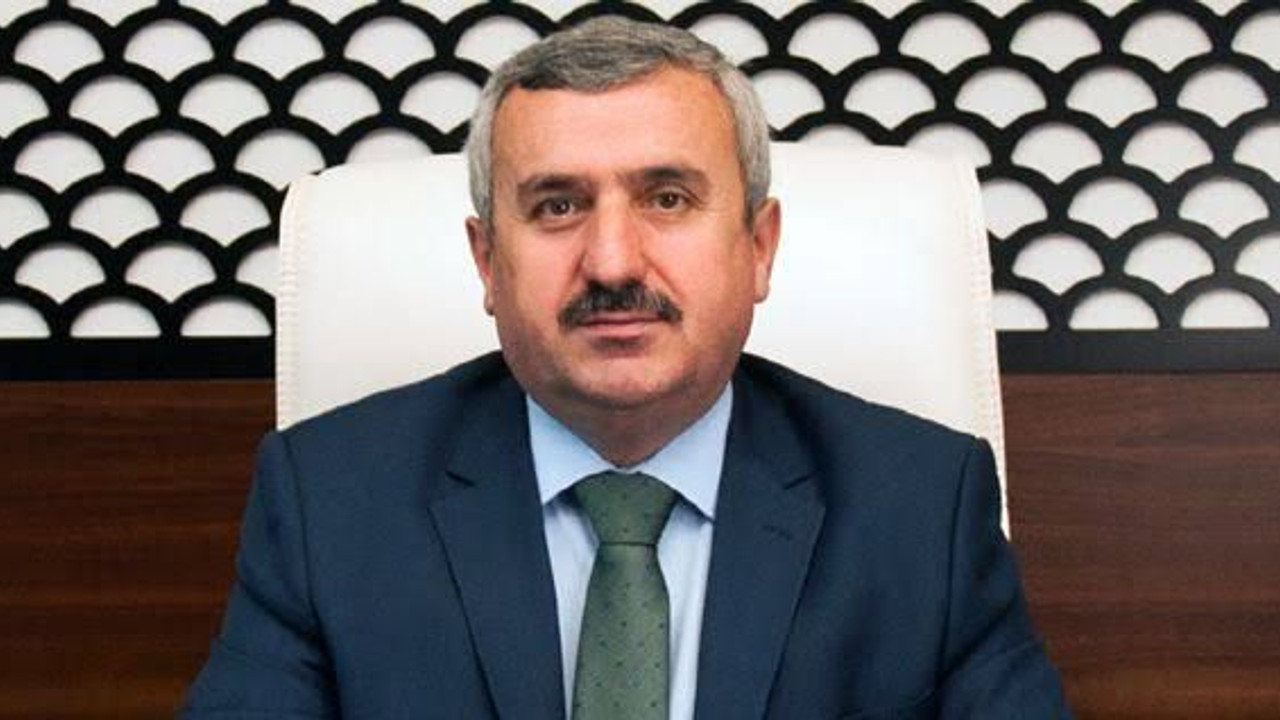 Baran’ın borçlarını afişlere yazın!